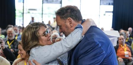 El abrazo entre Creu Camacho y Oriol Junqueras en el congreso de la federación de ERC de Barcelona del pasado abri