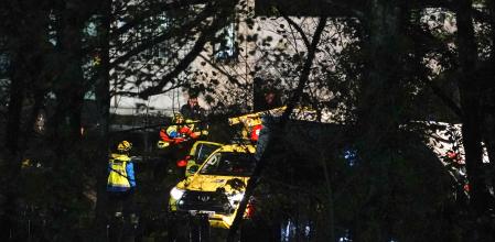 Los servicios de Emergencias y la Guardia Civil en el lugar donde dos trabajadores han fallecido en la mina de Cangas de Narcea