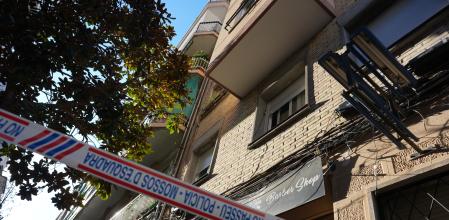 Los Mossos precintaron la zona en la que el hijo arrojó a su madre desde la ventana.<br>