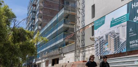 Un operario trabaja en la construcción de un bloque de vivienda en la Marina del Prat Vermell