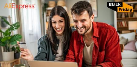 Una pareja, encantada con los descuentazos de AliExpress por el Black Friday
