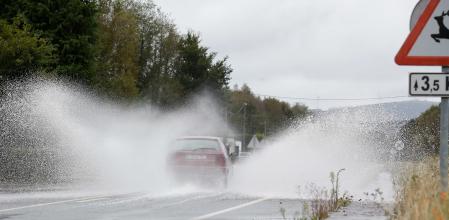 Un coche circula por una carretera anegada por el desbordamiento del río Anllo en O Santo, Vilalba, Lugo, Galicia&nbsp;