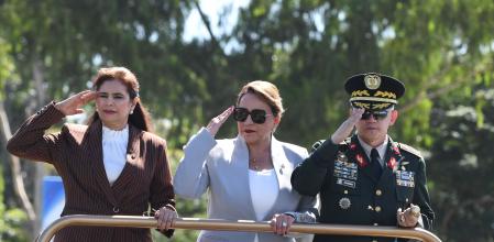 La ex ministra de Defensa, Rixi Moncada, a la izquierda, es la candidata oficialista para sustituir a Xiomara Castro, en el centro. Ambas participaron en un desfile militar en el 2024
