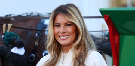 La primera dama estadounidense, Melania Trump, recibe el árbol de Navidad en la Casa Blanca. 