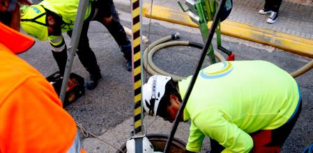 Operarios trabajando en la red de alcantarillado.