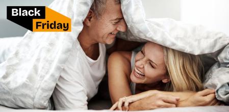 Una pareja feliz en la cama