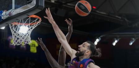 BARCELONA, 26/11/2025.- El alero georgiano del Barcelona Tornike Shengelia (d) en acción ante el pívot del LDLC Asvel Villeurbanne Bodian Massa durante el partido correspondiente a la decimotercera jornada de la Euroliga de baloncesto que Barcelona y LDLC Asvel Villeurbanne disputan este miércoles, en Barcelona. EFE/ Enric Fontcuberta