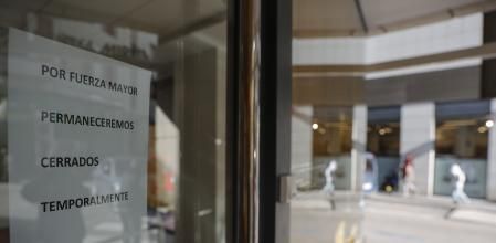 Cartel que indica el cierre temporal de la clínica dental de Alzira. Una niña de seis años falleció tras haber sido atendida en ella, mientras que otra, de 4, fue ingresada y ha sido dada de alta.