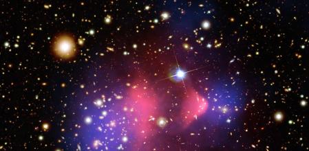 En esta imagen del cúmulo de galaxias de la Bala se ha marcado, en azul, la presencia de materia oscura que se delata por los efectos gravitatorios que ejerce a su alrededor