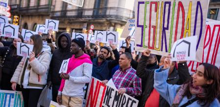 Concentración de personas sin hogar esta mañana en la plaza de Sant Jaume&nbsp;