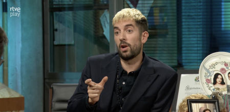 El significativo regalo de Javier Cercas a David Broncano en 'La Revuelta': “Me lo regaló el Papa Francisco”