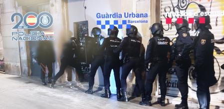 Agentes de los Mossos, la Guardia Urbana y la Policía Nacional entran en uno de los prostíbulos