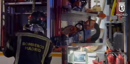 Bomberos de Madrid extinguen un incendio.