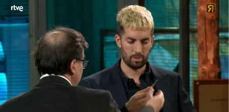 Javier Cercas muestra a Broncano una de las balas que se quedó en el Congreso el día del 23-F.