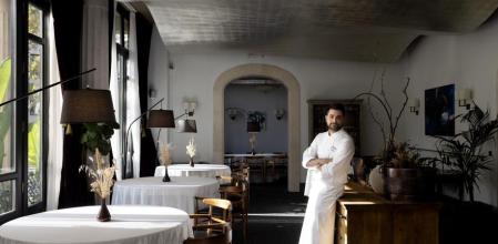 Rafa de Bedoya en el comedor del restaurante de Casa Fuster, en Jardinets de Gràcia
