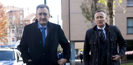 El presidente del PNV, Aitor Esteban (i) junto al diputado Jon Aiartza (d) a su llegada a Gernika.&nbsp;