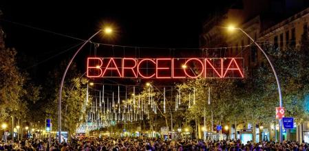 Afluencia masiva de público en Gran Via/paseo de Gràcia para asistir el pasado sábado al encendido de luces de Navidad