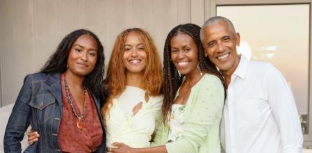 El expresidente Barack Obama con su esposa Michelle y sus hijas Malia (rubia) y Sasha en la foto que han publicado para felicitar el día de Acción de Gracias