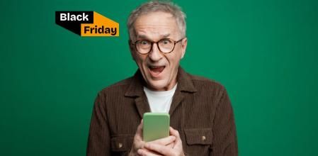 Un señor encantado con las ofertas del Black Friday.