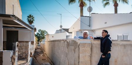 Dos de los diez dueños afectados hablan junto al insuficiente paso del barranco del Llop, en Alcanar
