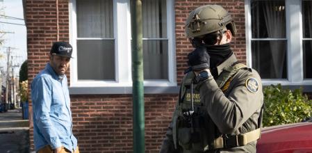 Un agente federal de la Patrulla Fronteriza camina por las calles de Chicago en el marco de la operación Midway Blitz.