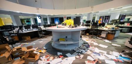 Vista interior de la redacción del diario La Stampa en Turín, después que que centenar de manifestantes irrumpieran para vandalizarlo