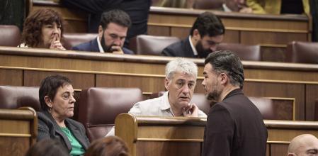 El portavoz de ERC en el Congreso, Gabriel Rufián, con la portavoz de EH Bildu en el Congreso, Mertxe Aizpurua, y el diputado Oskar Matute.