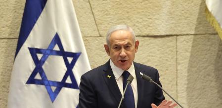 Jerusalem (Israel), 10/11/2025.- Israel's Prime Minister Benjamin Netanyahu speaks during a plenary session at the Knesset, the Israeli parliament in Jerusalem, 10 November 2025. The session has been initiated by the opposition demanding the establishment of a state inquiry conference to investigate the 07 October 2023 massacre. (Jerusalén) EFE/EPA/ABIR SULTAN