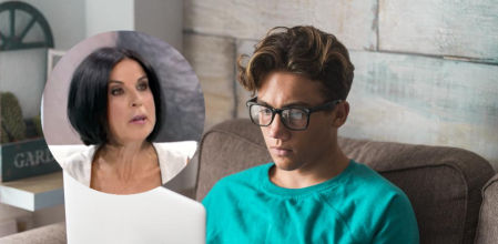 Estudiante realizando trabajos universitarios con la ayuda de la IA