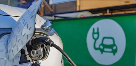 Un vehículo eléctrico cargando su batería .