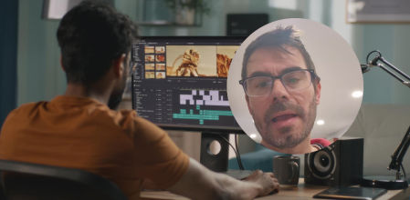 Un joven trabajando con su ordenador