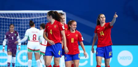 Las jugadoras de España celebran uno de los goles a Marruecos.