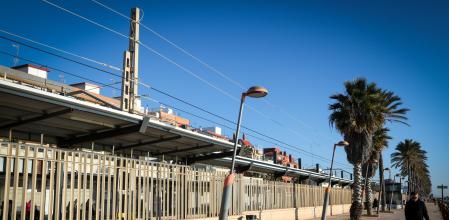 La estación de Renfe de Vilassar desde el paseo marítimo .