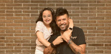 El cantante Pablo Lópezy Anna protagonizan la imagen del mes de febrero del calendario Talita 2026