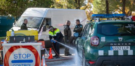 Un agent dels Mossos desinfectant el cotxe patrulla dels agents rurals a Collserola