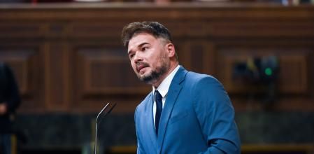 El portavoz de ERC, Gabriel Rufián, interviene durante la primera sesión del debate de investidura de Pedro Sánchez como presidente de Gobierno, en el Congreso de los Diputados, a 15 de noviembre de 2023, en Madrid (España). El Salón de Plenos del Congreso acoge hoy y mañana, 16 de noviembre, el debate de investidura del presidente del Gobierno en funciones, Pedro Sánchez. El secretario general del PSOE tiene el apoyo de 179 diputados de los 350 del Congreso. Está previsto que votarán a favor de que el líder socialista sea presidente del Gobierno tras exponer su programa PSOE, Sumar, ERC, Junts, EH Bildu, PNV, BNG y Coalición Canaria frente a los 171 en contra de PP, Vox y UPN. El acto se celebra en un momento de tensión por las concentraciones en la sede del PSOE en Ferraz y protestas en contra de la ley de amnistía registrada por los socialistas que beneficia a los implicados del 'procés'.