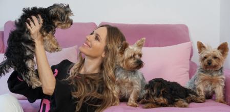 Vanesa Romero, actriz, junto a sus perros Lucas, Betty, Budy y Pechy.&nbsp;