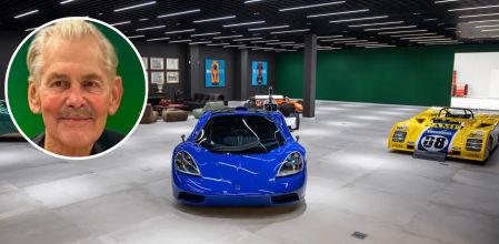 Gordon Murray creó el superdeportivo triplaza F1, que sigue siendo considerado uno de los coches mejor diseñados del mundo; el automóvil azul es un ejemplar de T50