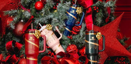 Productos Stanley decorados para Navidad con árbol festivo de fondo