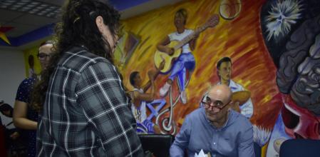 El escritor Xavier Bosch firma una de sus novelas a una estudiante de Guadalajara, en México&nbsp;