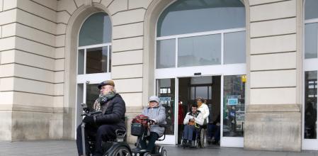 Usuarios de Aspid en la estación de trenes de Lleida.