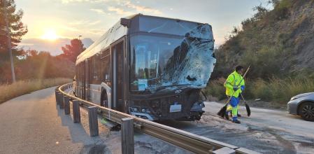El bus accidentado en Badalona, cerca del hospital GermansTrias i Pujol 