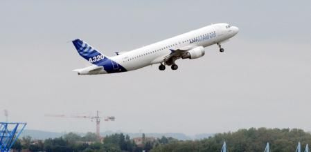 Un Airbus A320 despega el 30 de abril de 2010 desde la sede de Airbus en Toulouse, suroeste de Francia