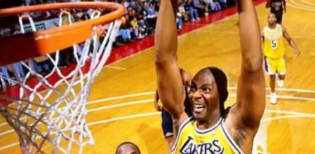 Elden Campbell, con la camiseta de los Lakers