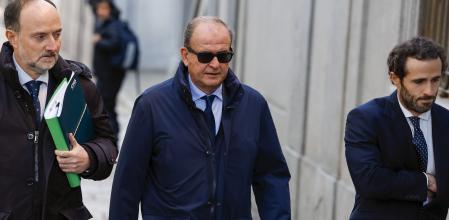 Justo Vicente Pelegrini (c), exdirector de Construcción de Acciona en España, a su llegada este miércoles al Tribunal Supremo (TS) J.J.Guillén