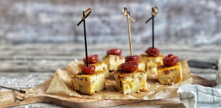Dados de tortilla con gnochis y chorizo