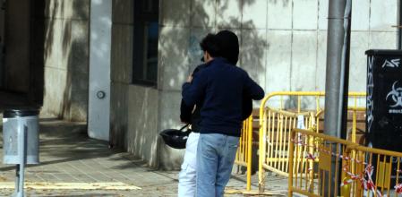 Dos jóvenes en Lleida en un patinete, sin cascos