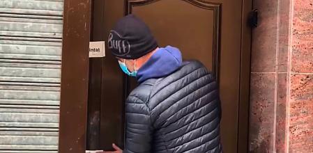 Un mosso en el domicilio de Margarita Boschmonart, asesinada por un recluso fugado en Calella .