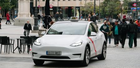 Un Tesla Model Y usado como taxi en Madrid.