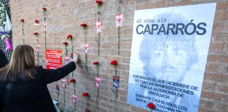 Loli, una de las tres hermanas de Manuel José García Caparrós, el joven sindicalista que murió de un disparo policial en una manifestación proautonomía el 4D de 1977, coloca flores en la esquina donde falleció.&nbsp;